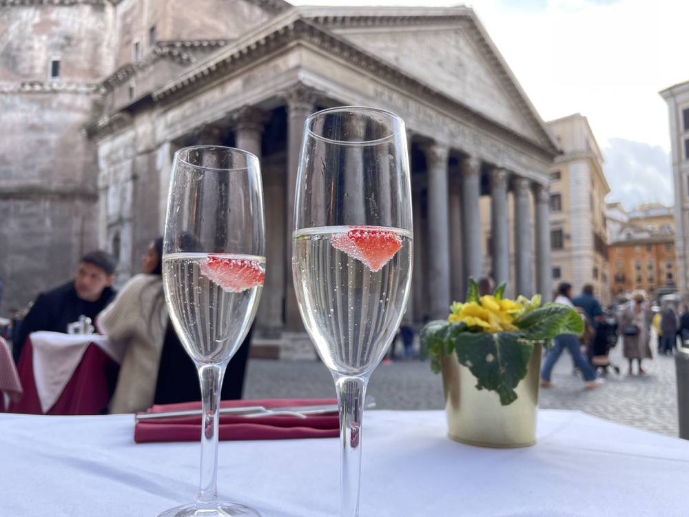 Two wine glasses with the Pantheon in the background