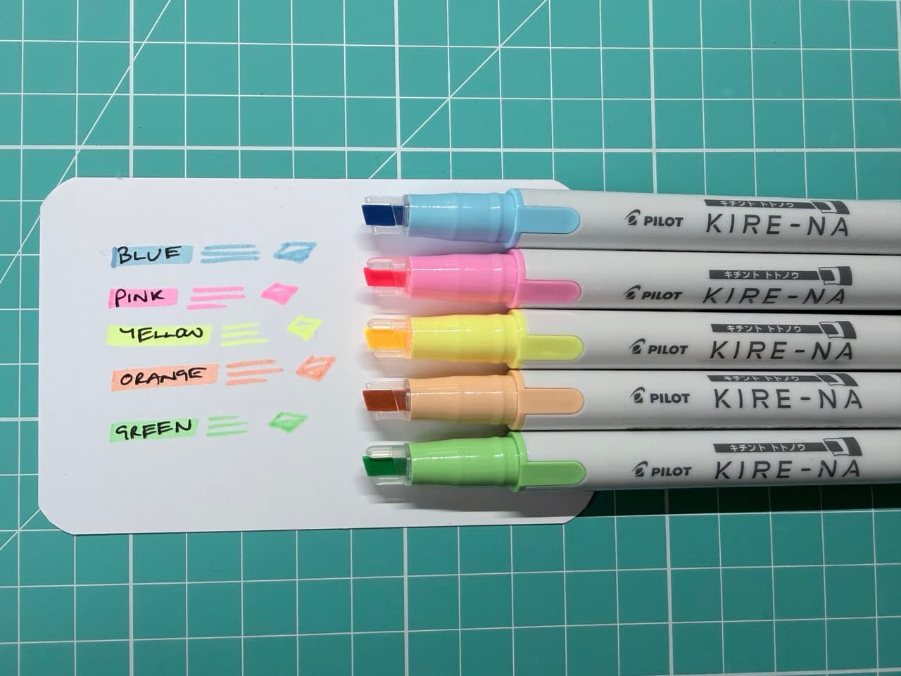一张索引卡片上列出了五种Kire-na颜色的示例:蓝色、粉色、黄色、橙色和绿色