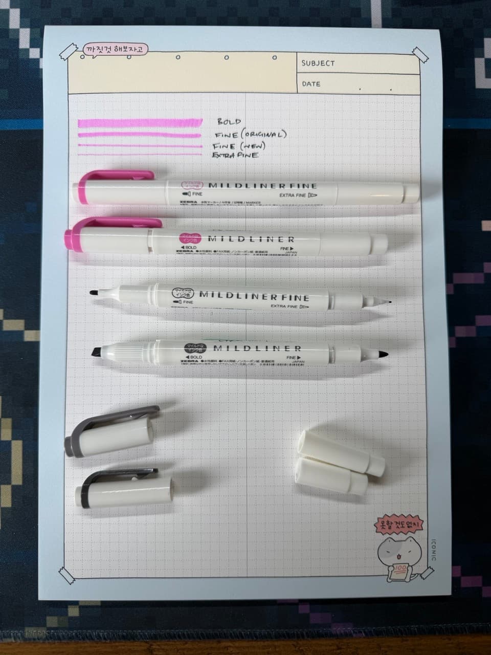 一张记事本展示了新款细头荧光笔和标准款荧光笔的尺寸差异。新款荧光笔更长。