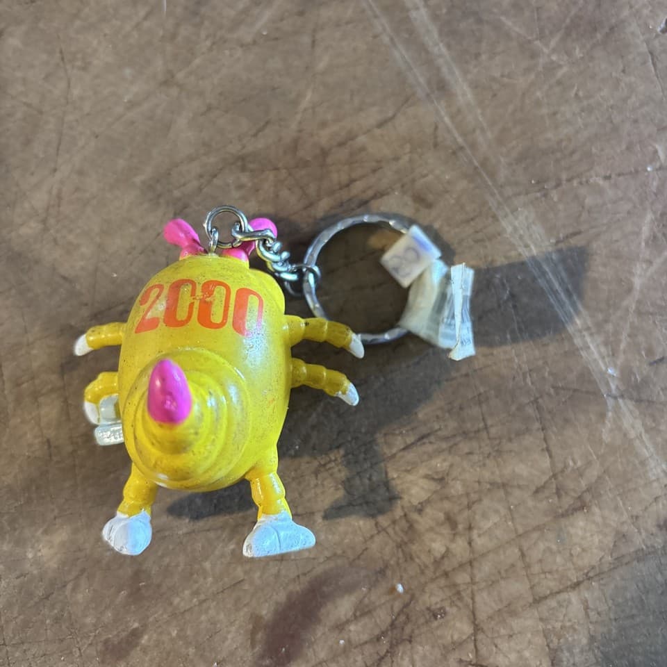 钥匙扣上黄色怪兽的背面，背面写着2000