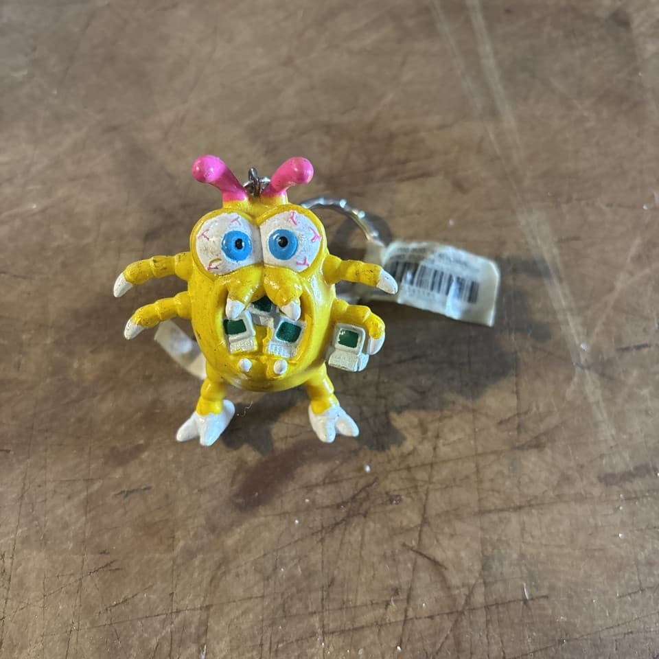 钥匙扣上挂着一个黄色怪物，它有蓝色的眼睛，还会吃电脑。